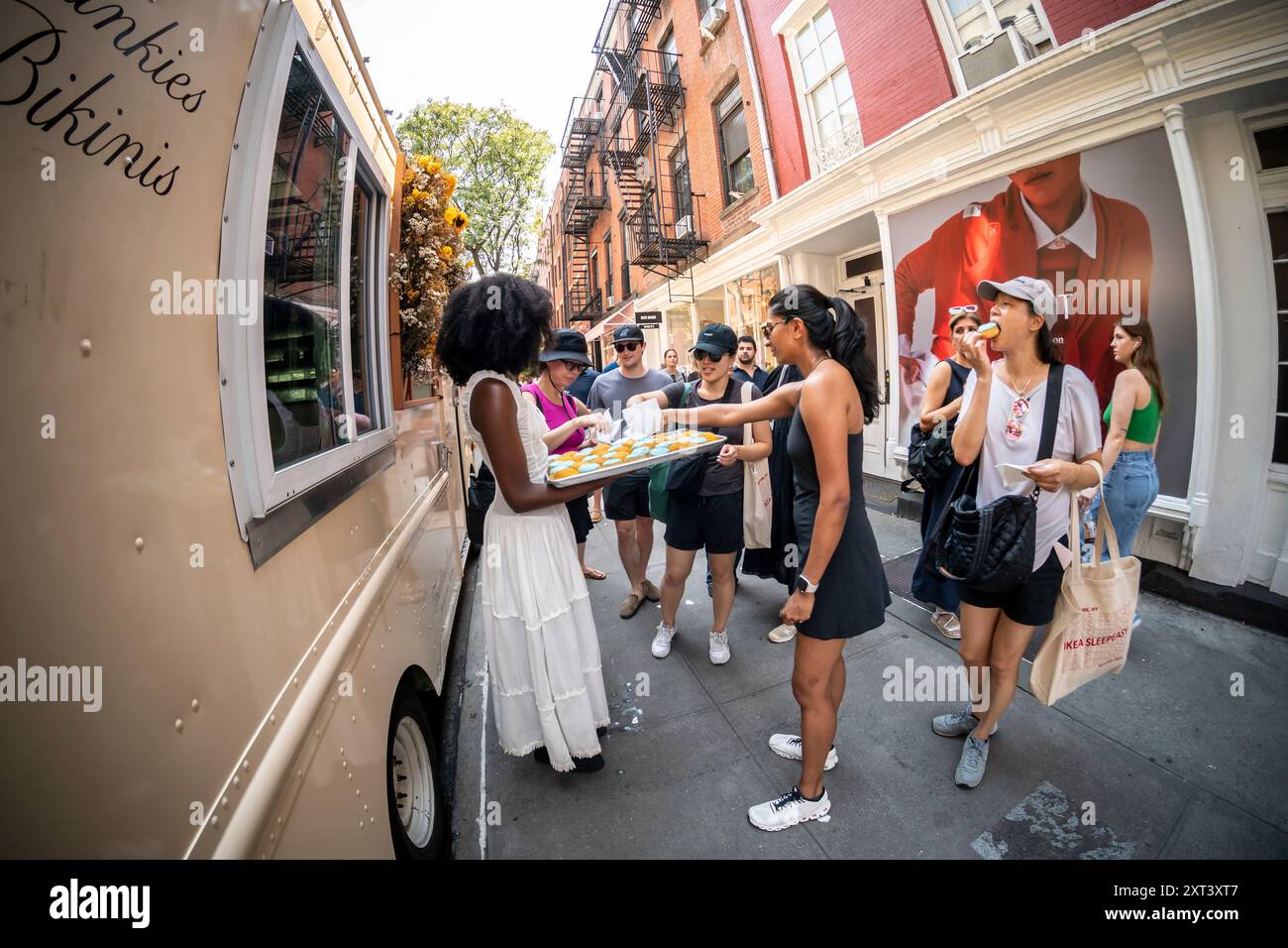 Gli amanti dello shopping apprezzeranno le ciambelle senza glutine del Cloudy Donut Co. Sulla trendy Bleecker Street nel quartiere Greenwich Village di New York, come parte dell'apertura del negozio Frankies Bikinis sabato 10 agosto 2024. (© Richard B. Levine) Foto Stock