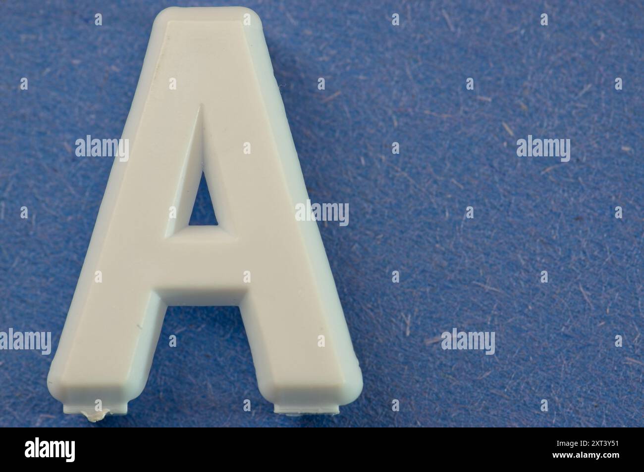 Lettera A su sfondo blu Foto Stock