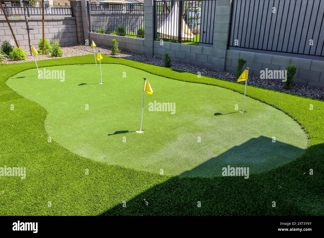 Five Hole Putting Green in Rear Yard per proprietari di immobili Foto Stock