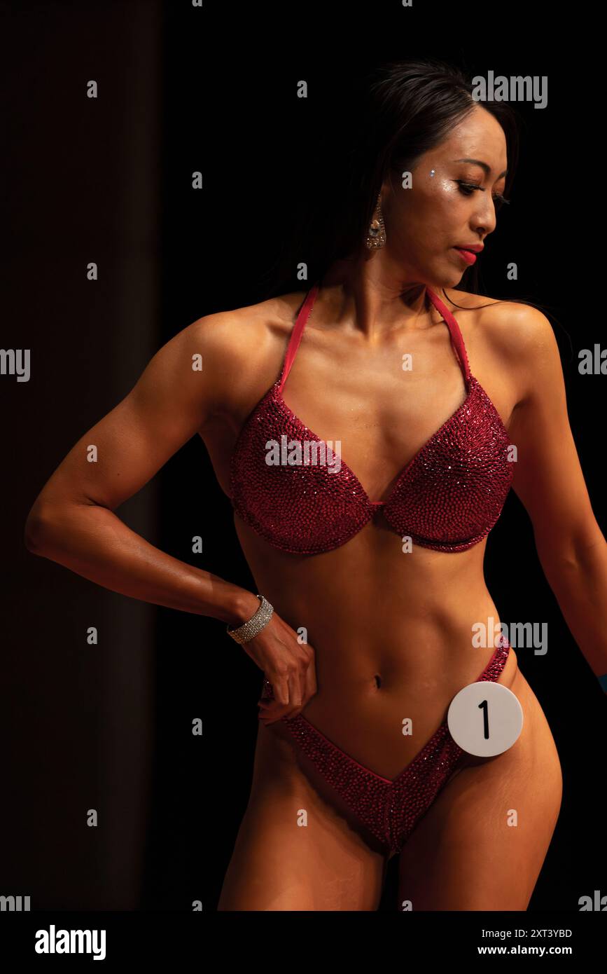 Yokosuka, Giappone. 11 agosto 2024. Araki Mieko posa durante la competizione al 1° Kanto Open All Natural Bodybuilding dell'ANNBBF. ANNBBF è la All Nippon Natural Body Building Federation. (Foto di Stanislav Kogiku/SOPA Images/Sipa USA) credito: SIPA USA/Alamy Live News Foto Stock