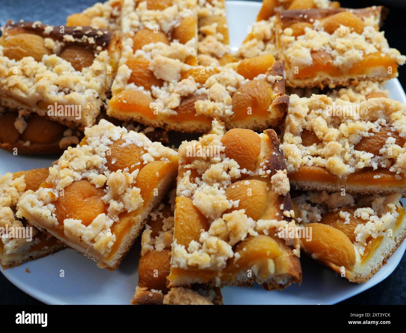 Torta di albicocche alla pesca della festa estiva, una torta di frutta fresca e succosa perfetta per l'estate e preferita su qualsiasi tavolino da caffè. Foto Stock