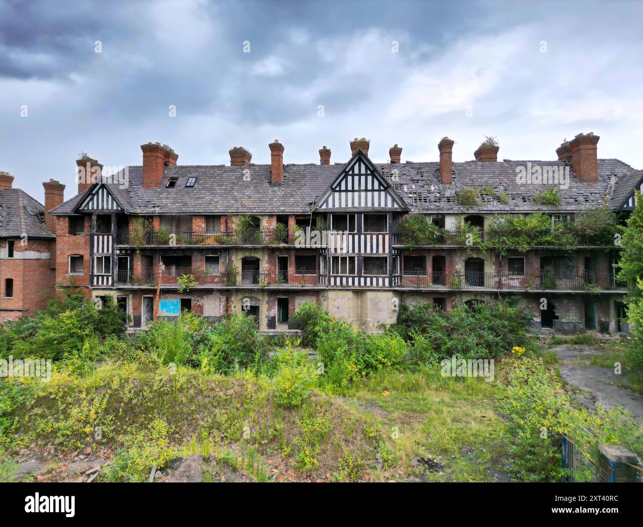 Eldon Grove è stata aperta dal Liverpool City Council nel 1912 come abitazione dei lavoratori, ma l'edificio di grado II è stato abbandonato per decenni Foto Stock