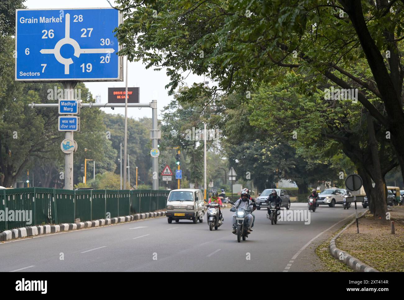 INDIA, Chandigarh, il piano generale della città diviso in settori è stato preparato dall'architetto svizzero-francese le Corbusier nel 1950», settore 19 B, traffico a Madhya Marg Foto Stock