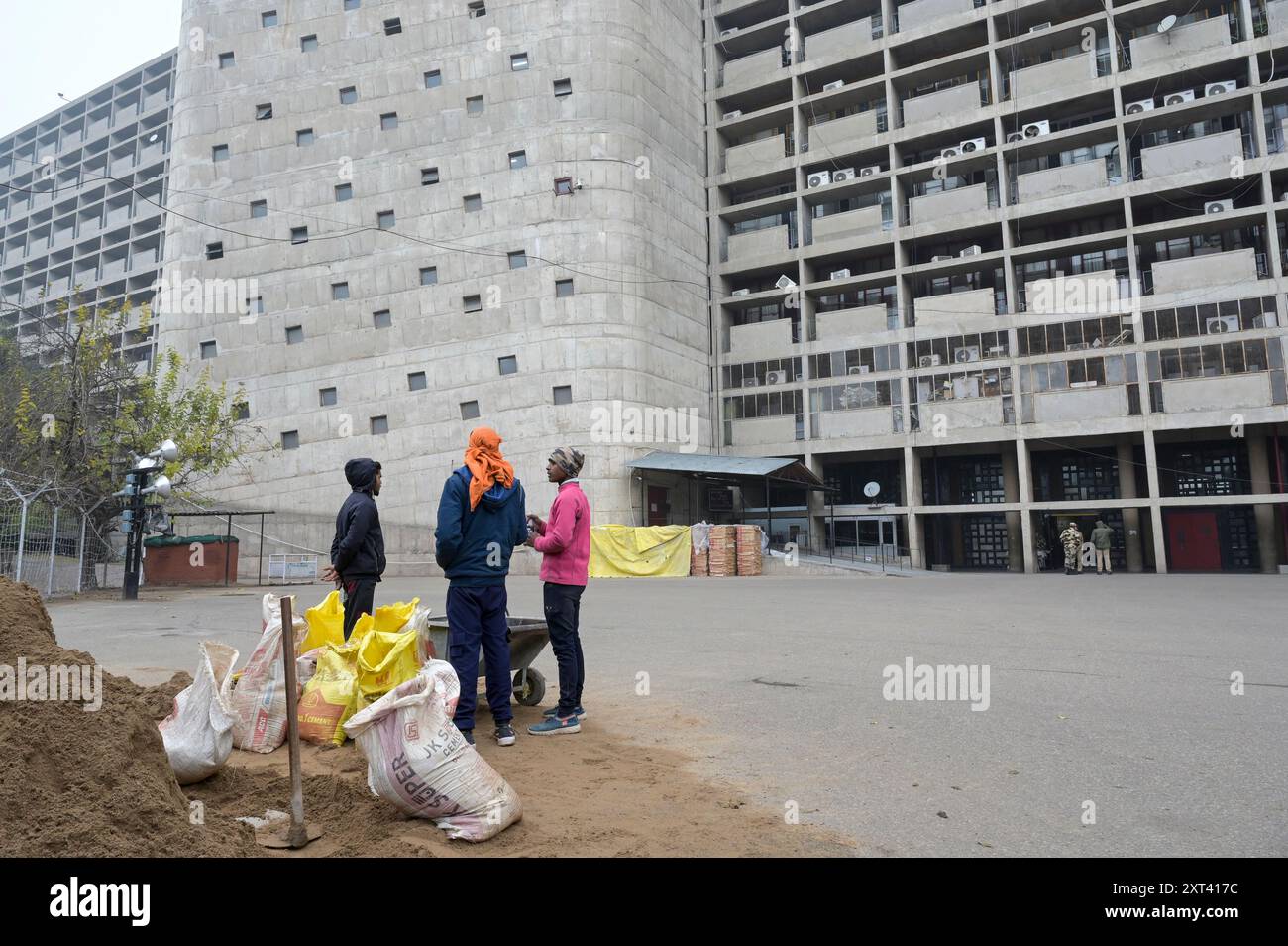INDIA, territorio dell'Unione, città di Chandigarh, il piano generale della città divisa in settori è stato preparato dall'architetto franco-svizzero le Corbusier nel 1950», complesso del Campidoglio del settore 1, edificio per uffici il Segretariato del Punjab e del governo Haryana, progettato da le Corbusier Foto Stock