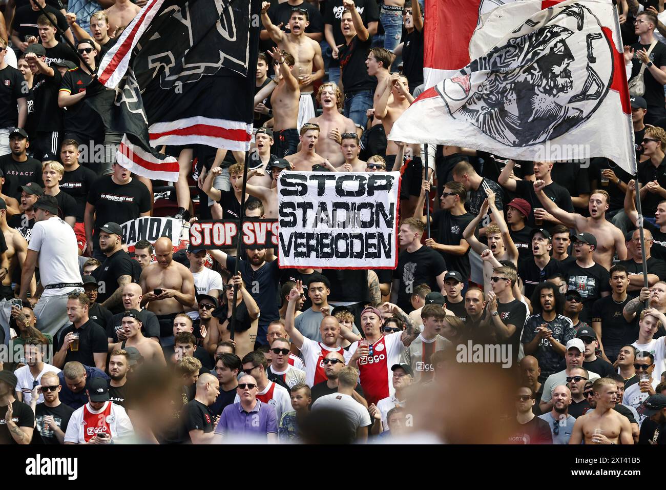 AMSTERDAM - tifosi dell'Ajax Amsterdam durante la partita olandese Eredivisie tra Ajax Amsterdam e SC Heerenveen alla Johan Cruijff Arena l'11 agosto 2024 ad Amsterdam, Paesi Bassi. ANP | Hollandse Hoogte | MAURICE VAN STEEN Foto Stock