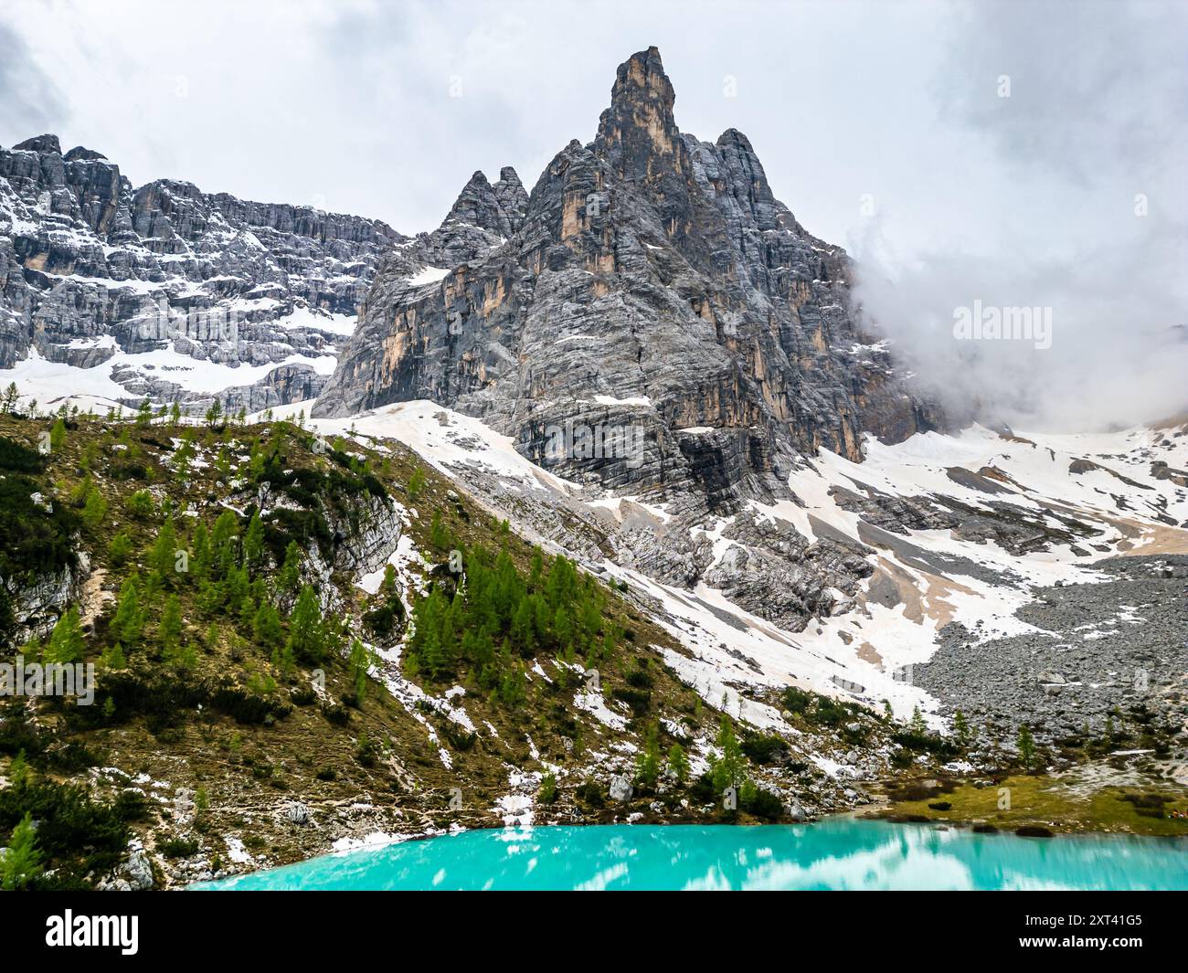 Vista aerea del bellissimo Lago Sorapis, Lago di Sorapis, nelle Dolomiti, popolare destinazione di viaggio in Italia. Lago verde blu nelle Dolomiti italiane Foto Stock