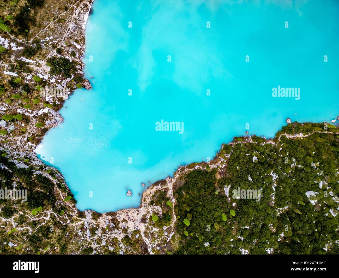 Vista aerea del bellissimo Lago Sorapis, Lago di Sorapis, nelle Dolomiti, popolare destinazione di viaggio in Italia. Lago verde blu nelle Dolomiti italiane Foto Stock