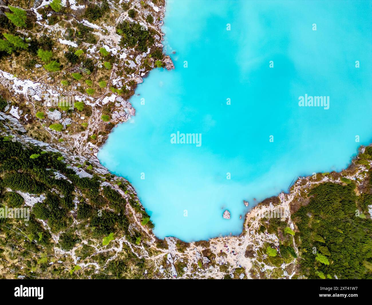 Vista aerea del bellissimo Lago Sorapis, Lago di Sorapis, nelle Dolomiti, popolare destinazione di viaggio in Italia. Lago verde blu nelle Dolomiti italiane Foto Stock
