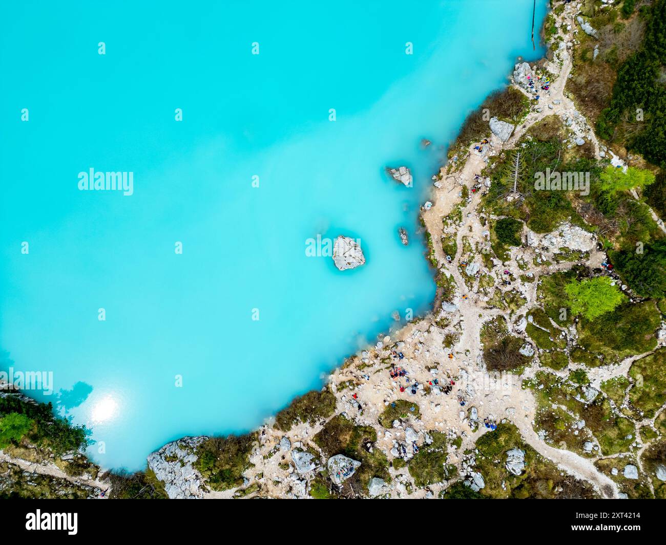 Vista aerea del bellissimo Lago Sorapis, Lago di Sorapis, nelle Dolomiti, popolare destinazione di viaggio in Italia. Lago verde blu nelle Dolomiti italiane Foto Stock