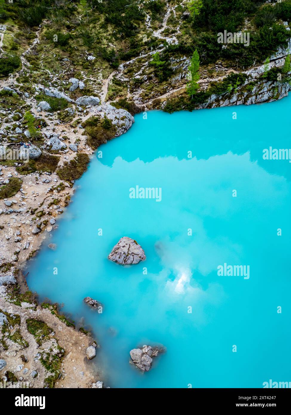 Vista aerea del bellissimo Lago Sorapis, Lago di Sorapis, nelle Dolomiti, popolare destinazione di viaggio in Italia. Lago verde blu nelle Dolomiti italiane Foto Stock