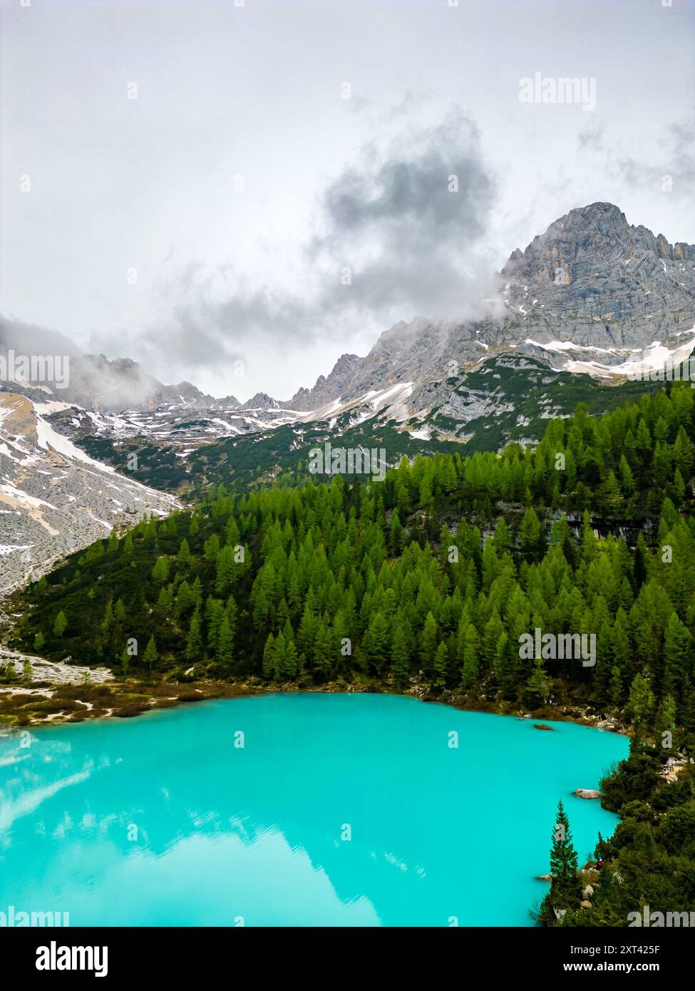Vista aerea del bellissimo Lago Sorapis, Lago di Sorapis, nelle Dolomiti, popolare destinazione di viaggio in Italia. Lago verde blu nelle Dolomiti italiane Foto Stock