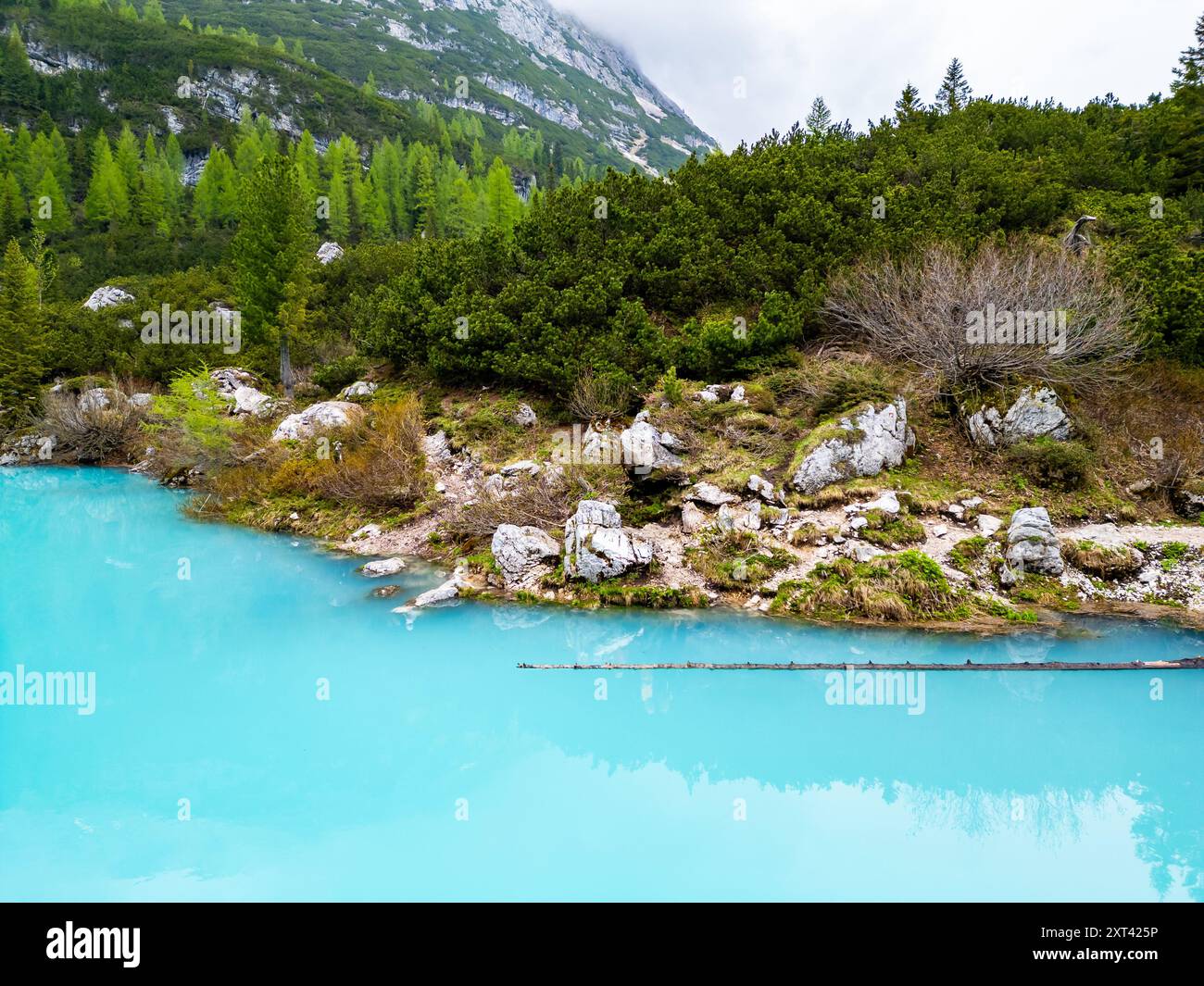 Vista aerea del bellissimo Lago Sorapis, Lago di Sorapis, nelle Dolomiti, popolare destinazione di viaggio in Italia. Lago verde blu nelle Dolomiti italiane Foto Stock