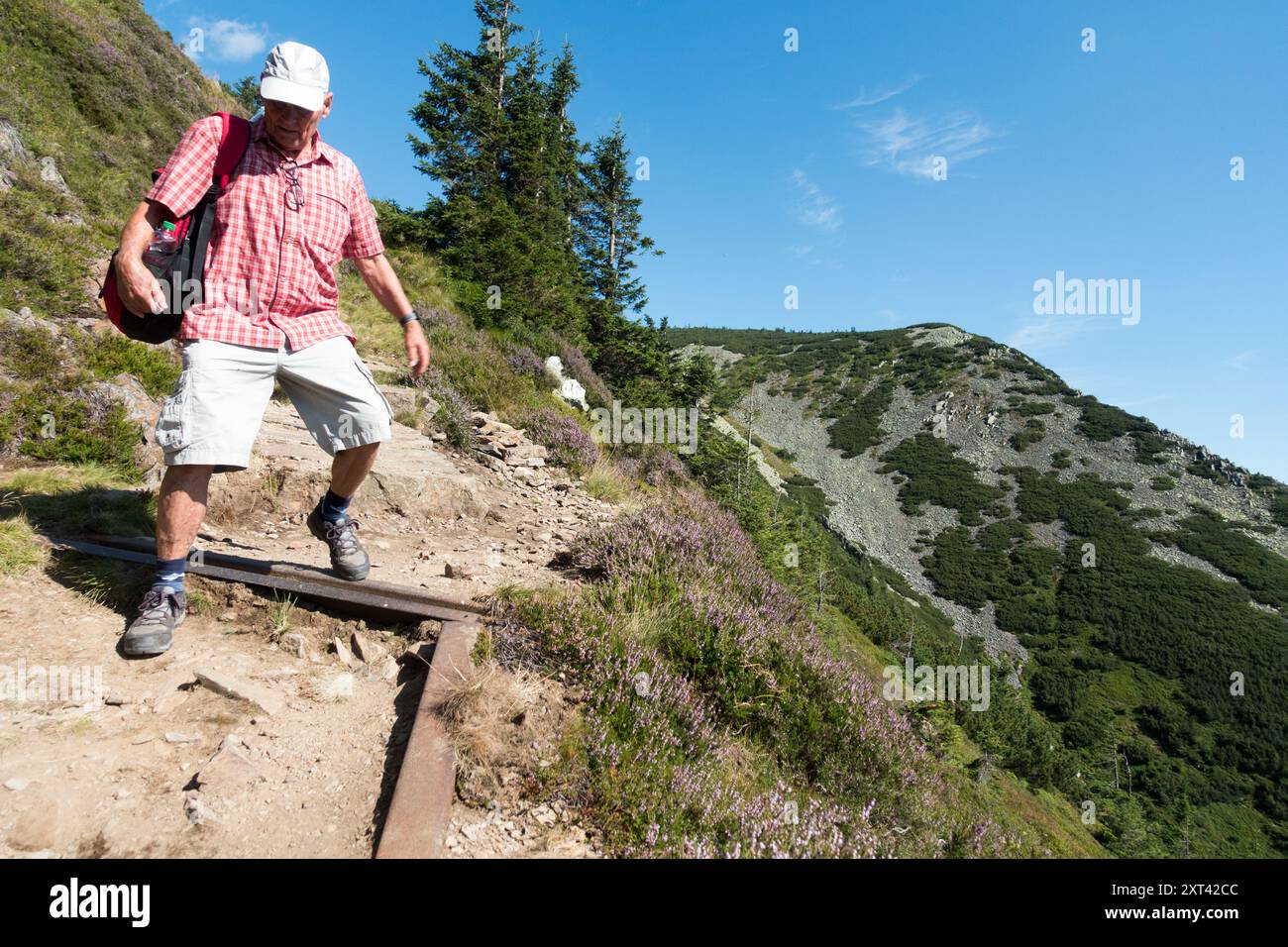 Adulti pensionato anziano pensione anziani che cammina lungo il sentiero di montagna vecchio pensionato invecchiamento Parco Nazionale Krkonose Repubblica Ceca Europa Foto Stock
