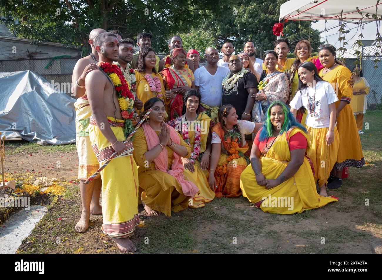 Un gruppo di Shakti indù festeggia dopo aver completato una cerimonia di cammina del fuoco presso l'Arya Spiritual Grounds a South Richmond Hill, Queens, New York. Foto Stock