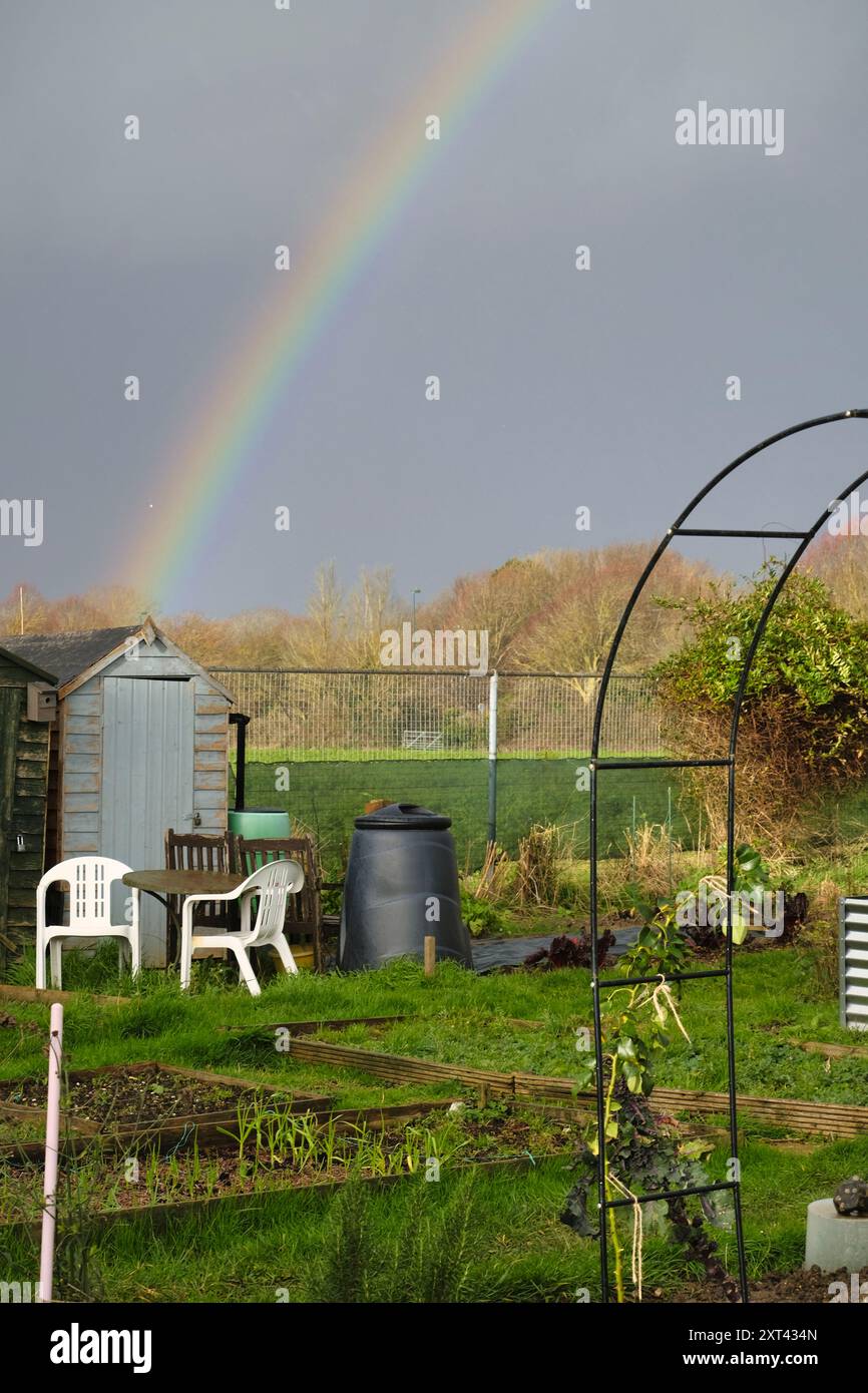 L'arcobaleno sopra le assegnazioni del Regno Unito in inverno Foto Stock