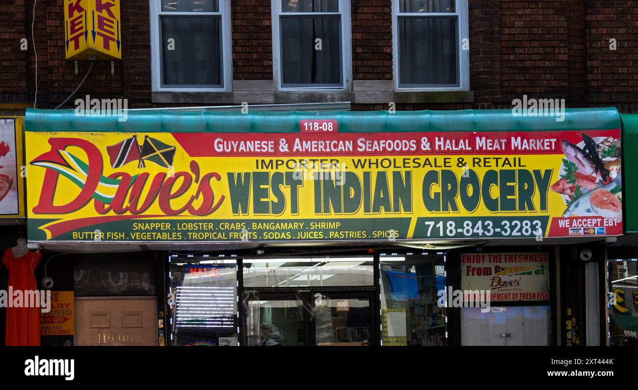 L'esterno e il cartello per il Dave's West Indian Grocery su Liberty Avenue serve le popolazioni guyanesi e Trinidad Tobago a South Richmond Hill Foto Stock