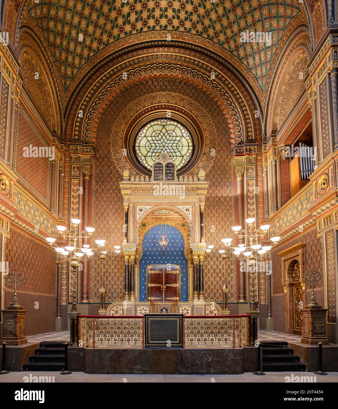 Praga, Repubblica Ceca - 27 maggio 2024: Altare principale all'interno della sinagoga spagnola, la sinagoga più recente nella città ebraica di Praga, Repubblica Ceca Foto Stock