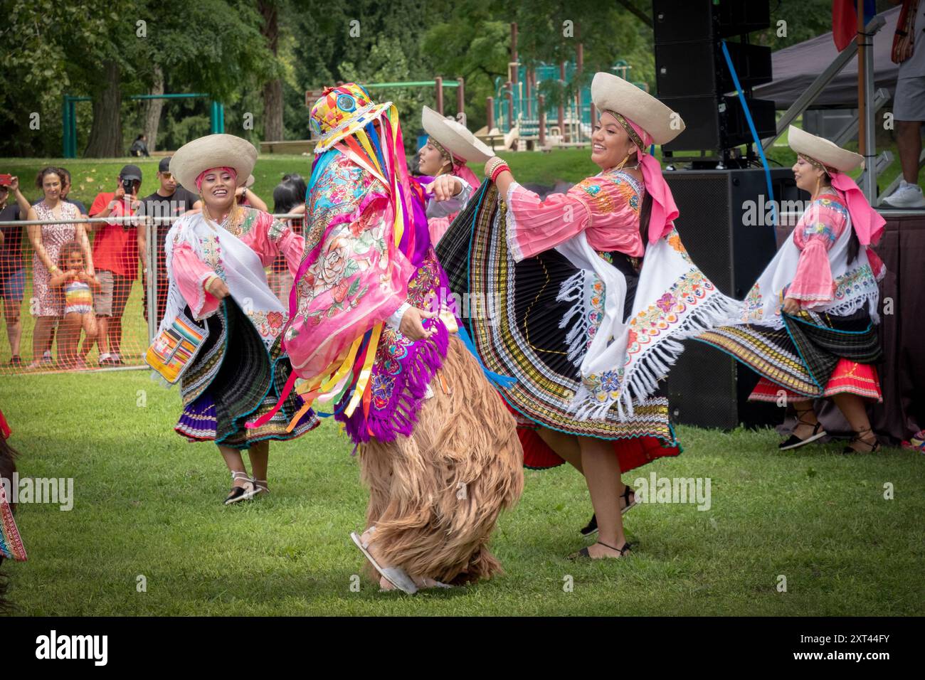 Ballerini uomini e donne del gruppo ecuadoriano Sentimiento Andina NY danzano all'Ecuadorian Heritage Festival di Croton on Hudson, Westchester, NY. Foto Stock