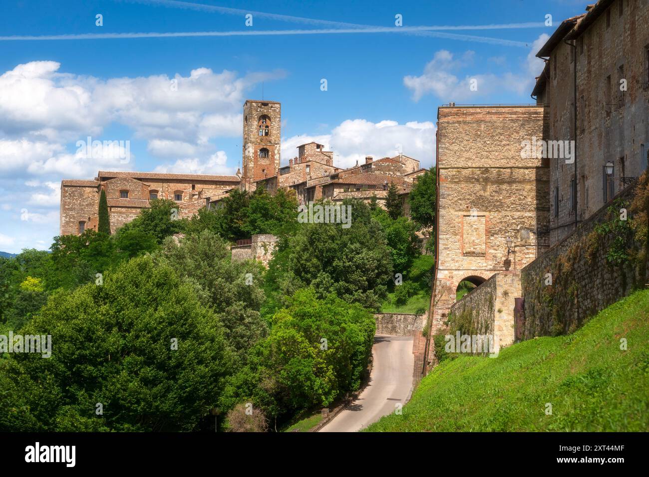 Città medievale di Colle Val d'Elsa, chiesa e mura cittadine. Città di cristallo. Provincia di Siena, regione Toscana, Italia. Foto Stock