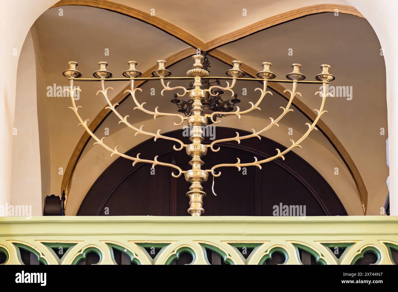 Praga, Repubblica Ceca - 27 maggio 2024: Hanukkah menorah, menorah dorata chiamata Hanukkiah, usata specialmente durante la festa Hanukkah, all'interno di Maise Foto Stock
