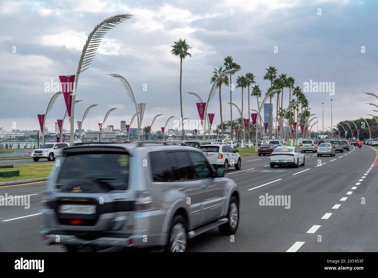 Doha Corniche Road al tramonto. Foto Stock