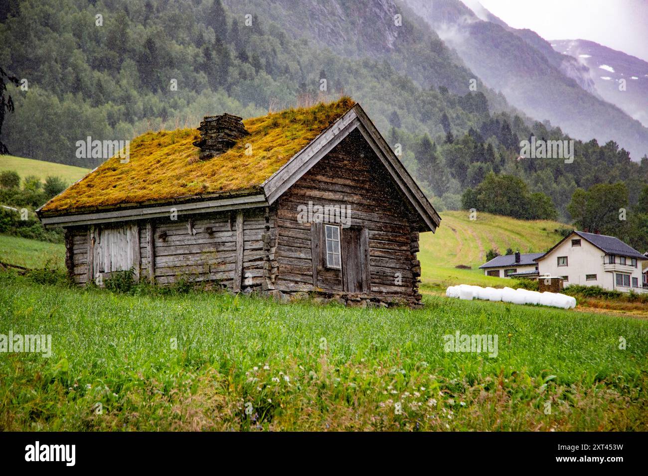 Tradizionale albergo norvegese costruito in legno a Olden, Norvegia Foto Stock