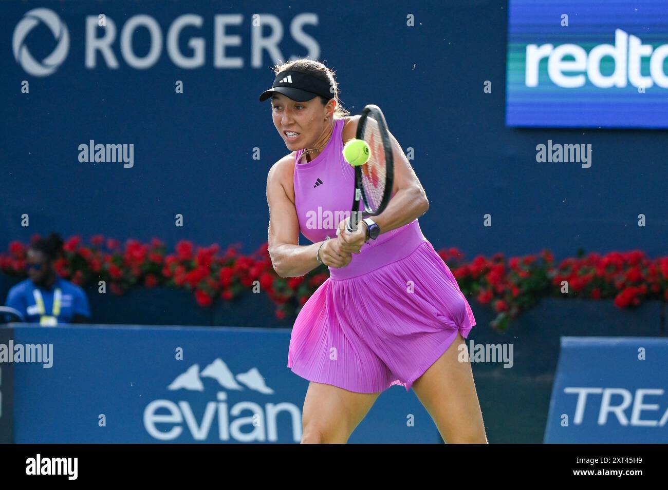 Toronto, Canada. 12 agosto 2024. La tennista americana Jessica Pegula partecipa alla finale WTA 1000 del Toronto National Bank Open contro Amanda Anisimova. Credito: EXImages/Alamy Live News Foto Stock