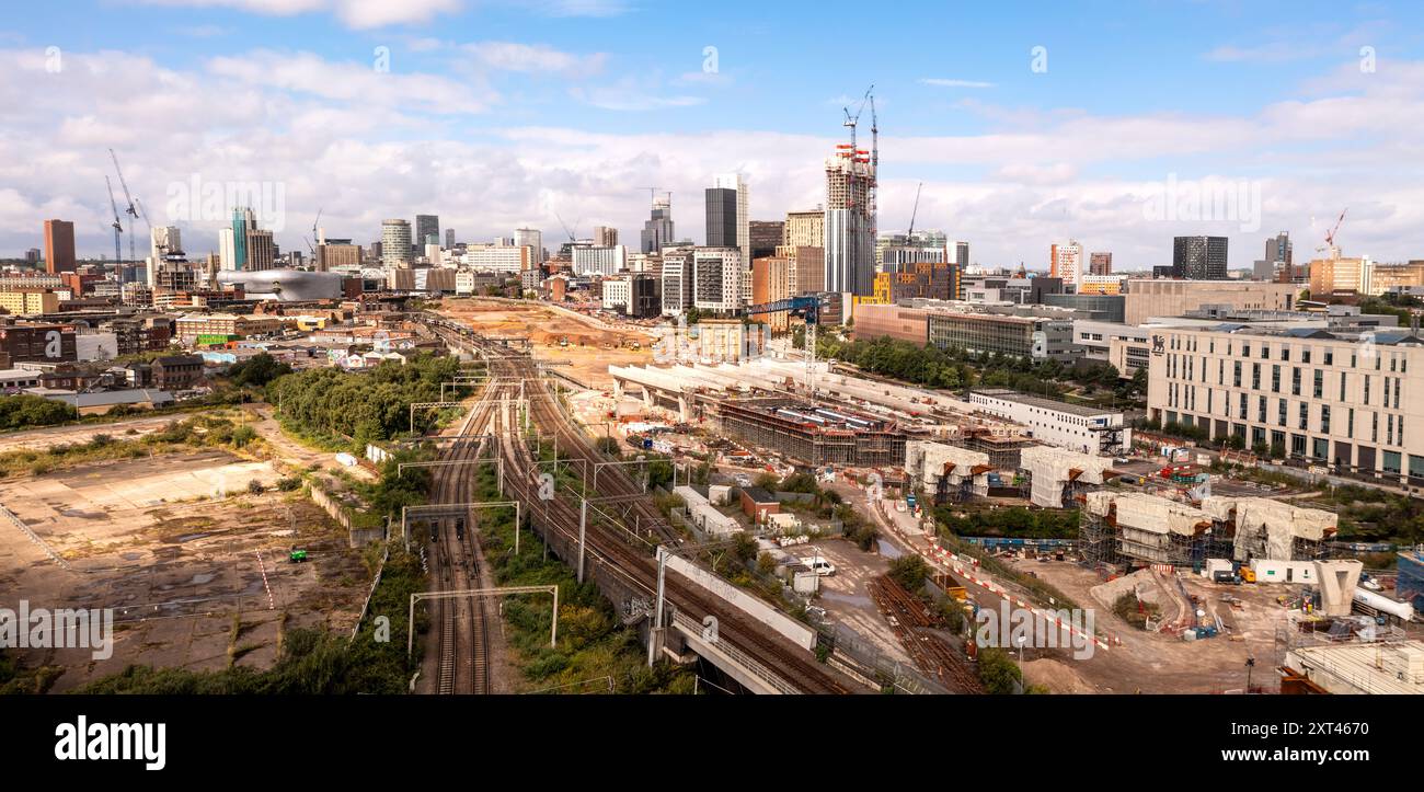 BIRMINGHAM, REGNO UNITO - 3 AGOSTO 2024. Una vista panoramica aerea dello skyline di Birmingham con il cantiere HS2 che corre accanto all'Università Foto Stock