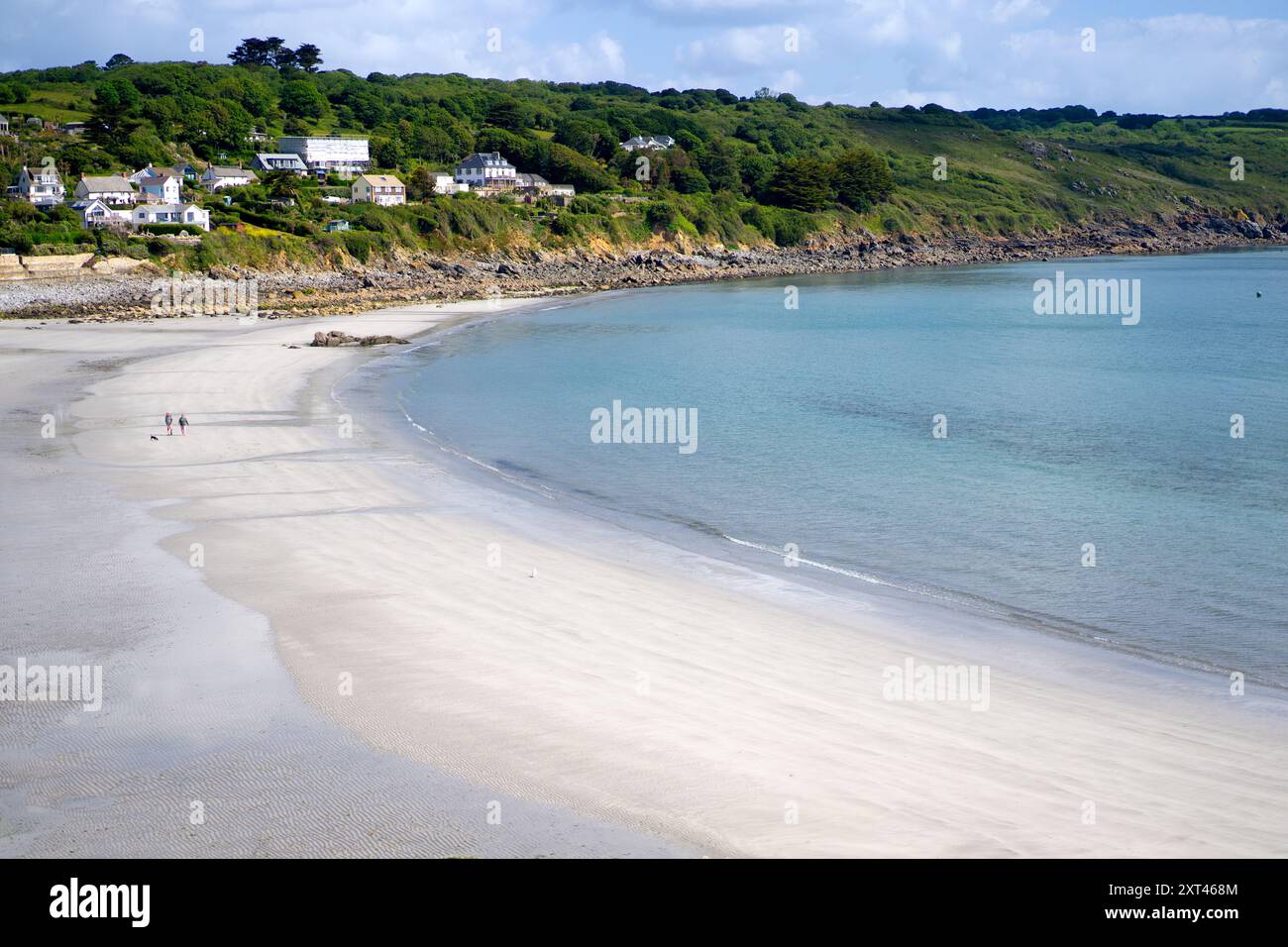 Paesaggio aereo della splendida spiaggia di sabbia bianca nella popolare destinazione di viaggio di Coverack in Cornovaglia in una giornata estiva di sole Foto Stock
