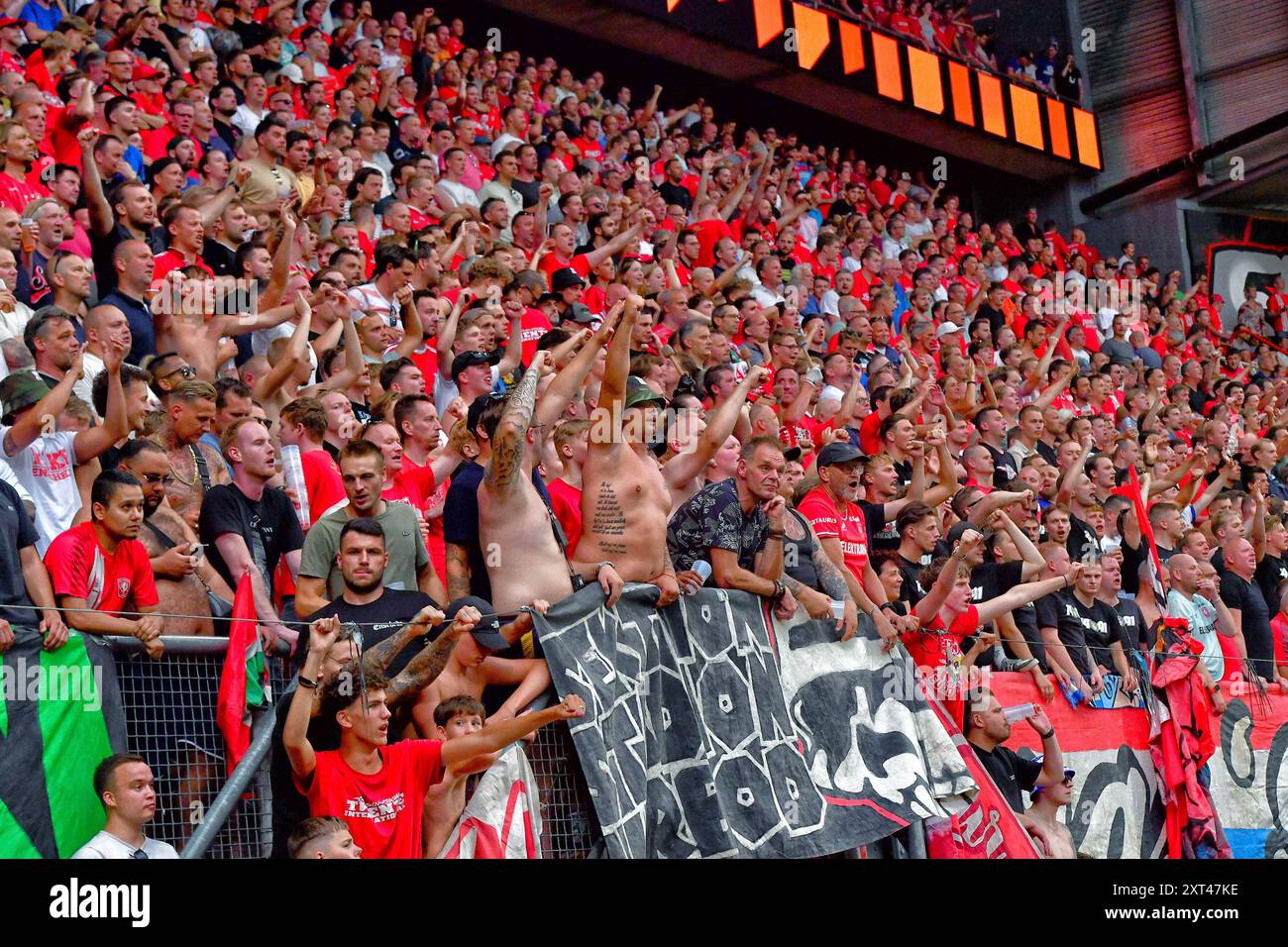 ENSCHEDE, 13-08-2024 , Stadio di Grolsch veste, calcio, UEFA Champions League, qualificazione, stagione 2024 / 2025, FC Twente - Salisburgo. Tifosi Twente Foto Stock