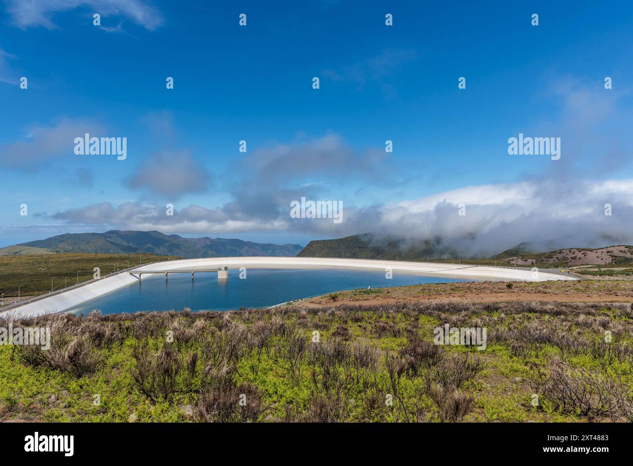 Paesaggio intorno al bacino idrico di Barragem do Pico da Urze sull'isola di Madeira, Portogallo Foto Stock