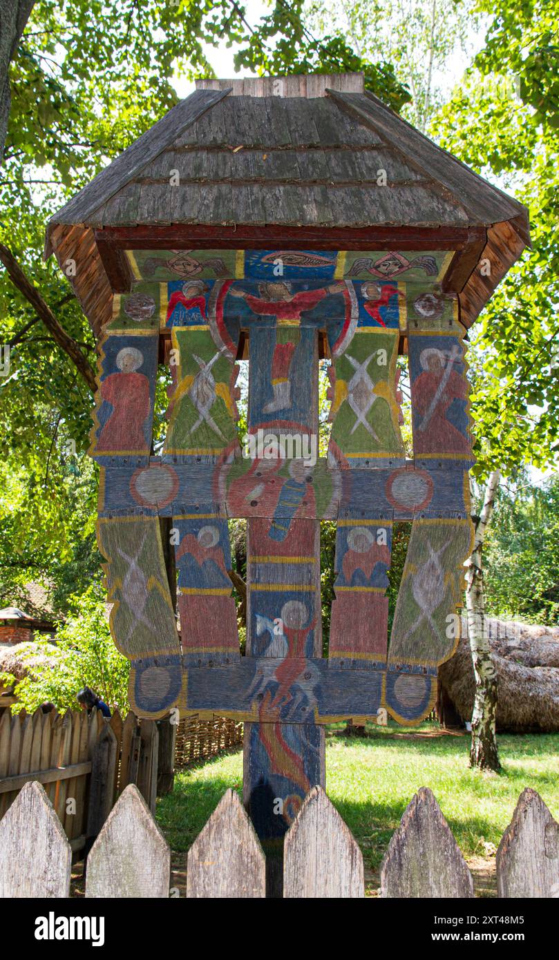 Crocifisso in legno dipinto, Dimitrie gusti, Museo Nazionale del Villaggio, Bucarest, Romania Foto Stock