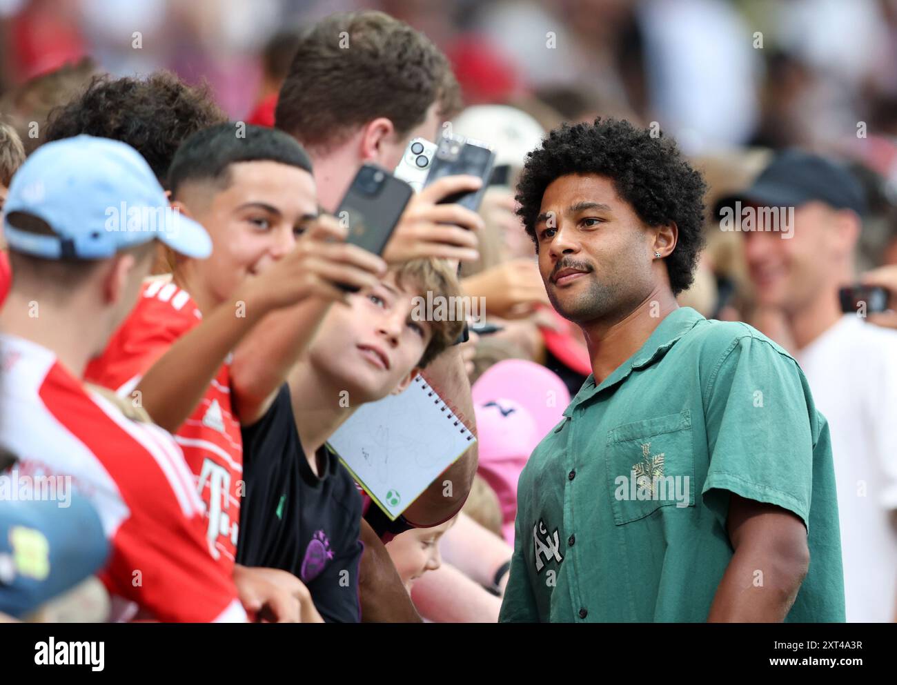 UNTERHACHING, GERMANIA - 13 AGOSTO: Serge Gnabry del Bayern Muenchen accanto alla partita FC Bayern Monaco vs WSG Tirol - amichevole pre-stagionale allo Sportpark Unterhaching il 13 agosto 2024 a Unterhaching, Germania. © diebilderwelt / Alamy Live News Foto Stock