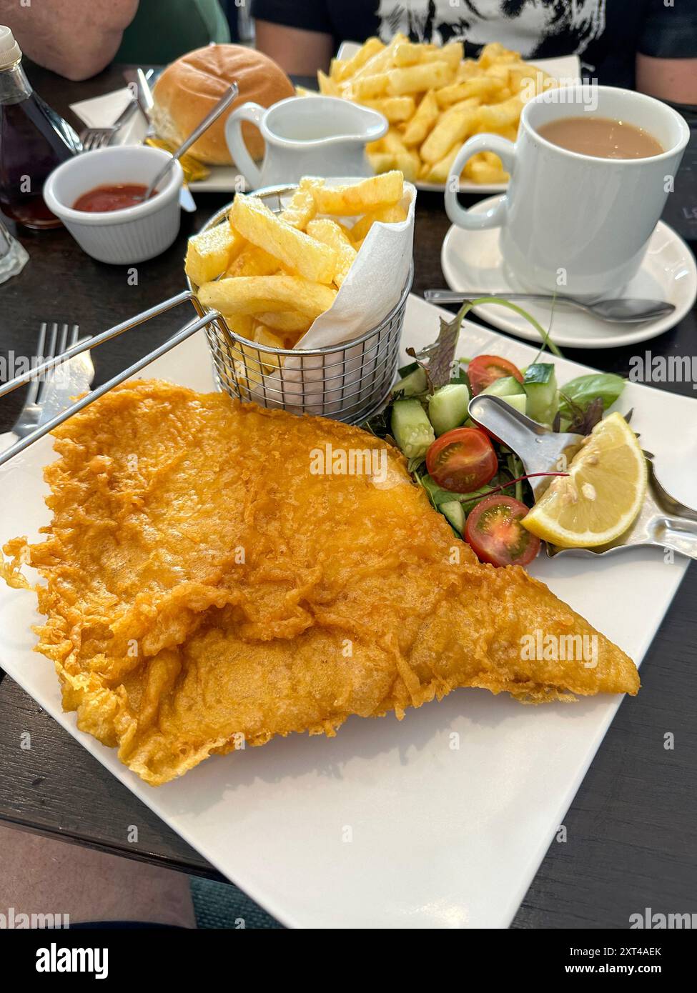 Pattina e patatine con fetta di limone al ristorante Sea View Beach Street, Deal, Kent Foto Stock