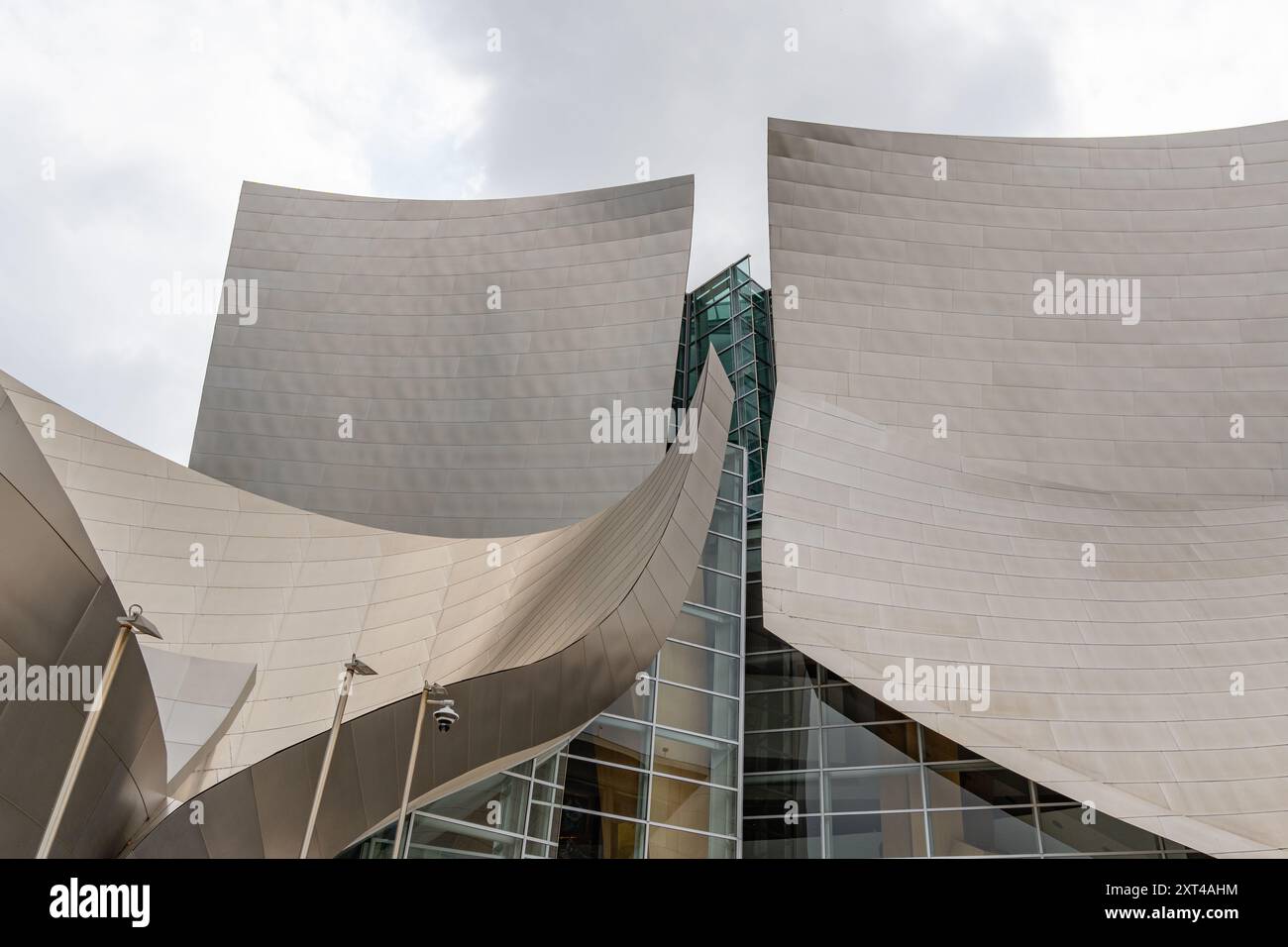 Los Angeles, CALIFORNIA, USA-24 maggio 2024: La Walt Disney Concert Hall nel centro di Los ANGELES, sede della Los Angeles Philharmonic che mostra l'architettura moderna Foto Stock