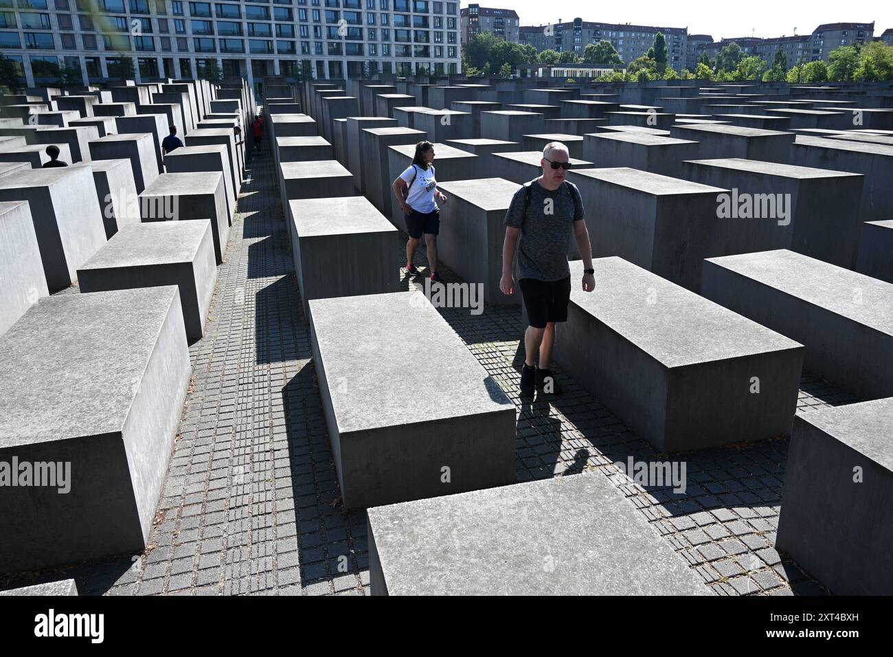 Berlino, Germania - 3 agosto 2024: Persone sul Memoriale degli ebrei assassinati d'Europa. Foto Stock