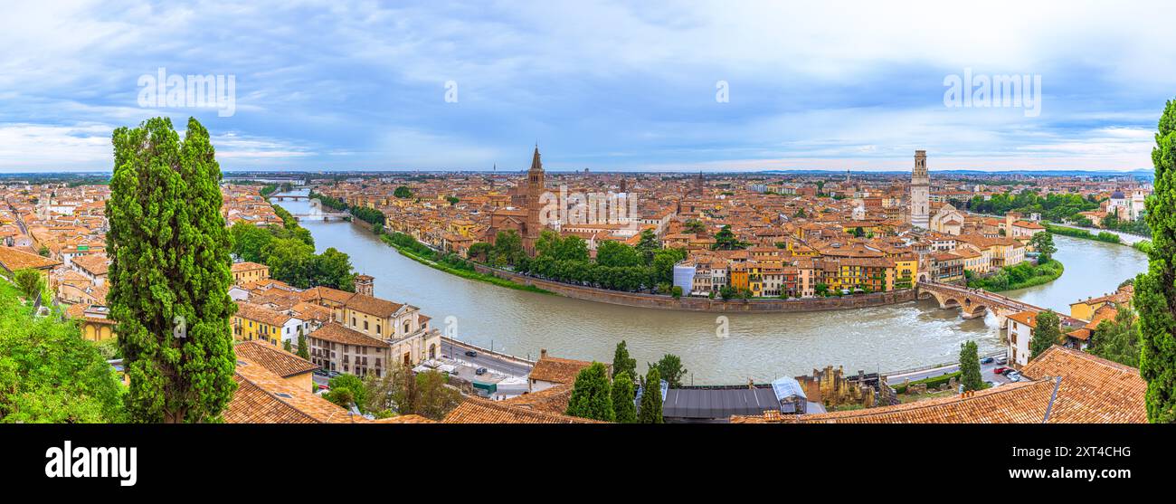 Vista panoramica sul tetto della città medievale di Verona in Italia Foto Stock