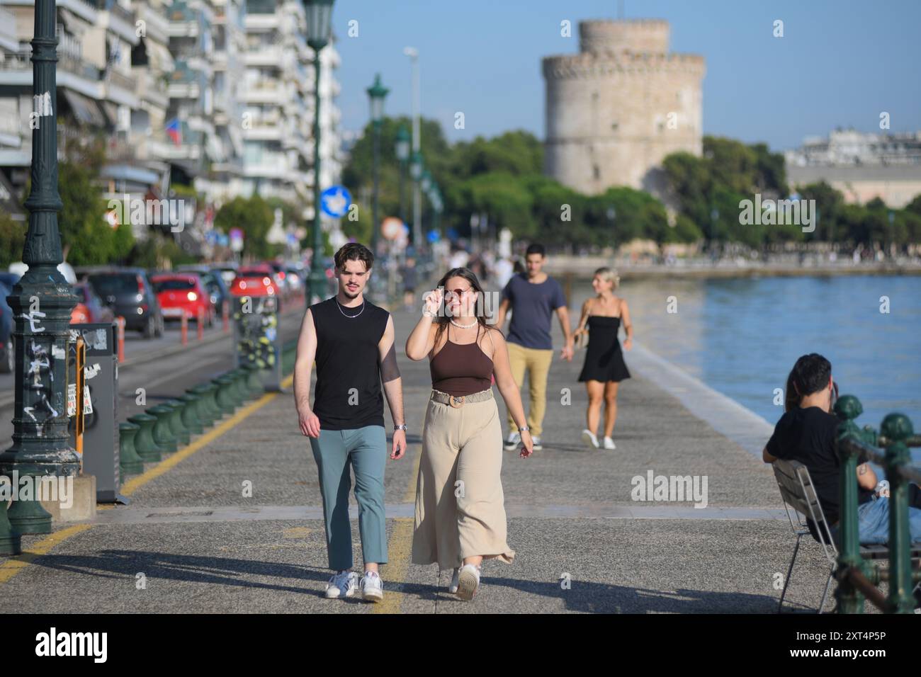 Coppie che camminano attraverso il lungomare di Salonicco. Grecia Foto Stock