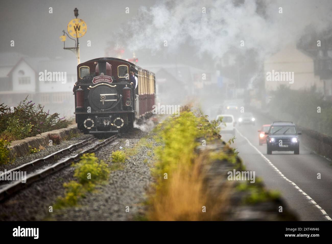 Porthmadog FFESTINIOG & WELSH HIGHLAND RAILWAYS, la più antica ferrovia a scartamento ridotto del mondo che attraversa il Cob Foto Stock