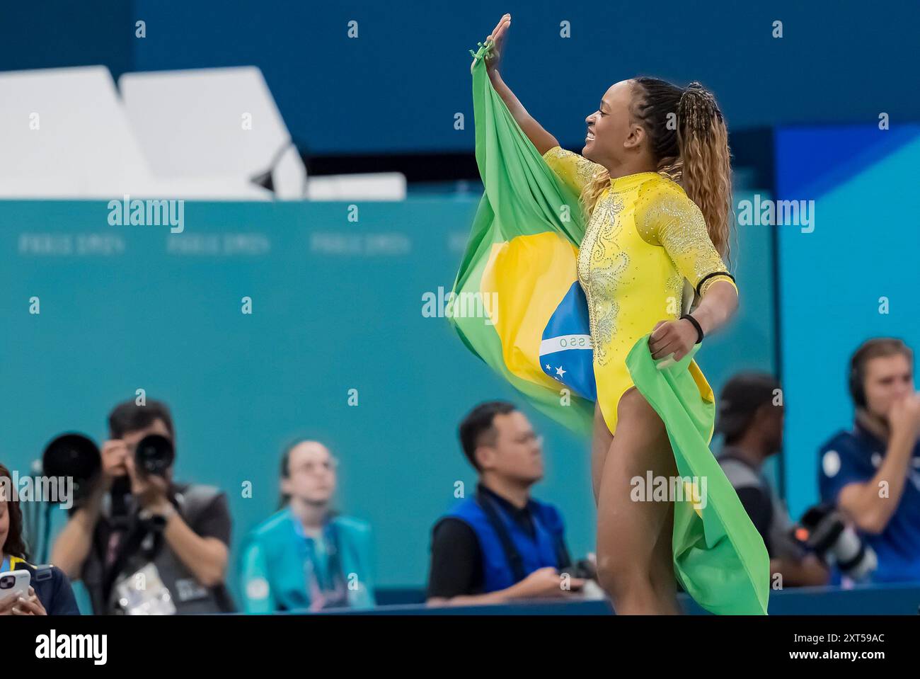 Parigi, Ile de France, Francia. 1 agosto 2024. REBECA ANDRADE (BRA) del Brasile vince la medaglia di bronzo nella finale di ginnastica artistica femminile all-around alla Bercy Arena durante le Olimpiadi estive di Parigi 2024 a Parigi, in Francia. (Credit Image: © Walter Arce/ZUMA Press Wire) SOLO PER USO EDITORIALE! Non per USO commerciale! Foto Stock