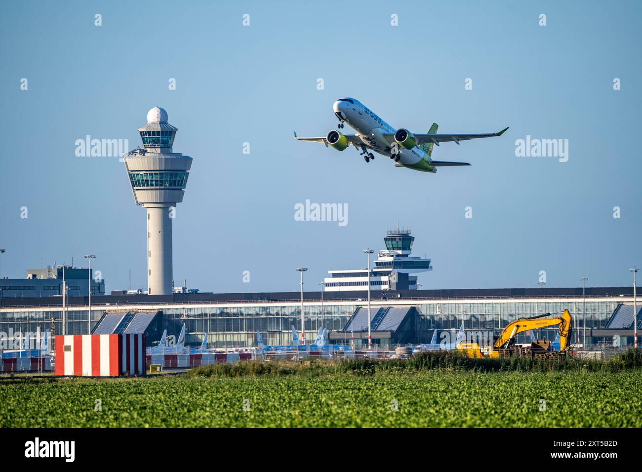 Air Baltic Aircraft decollo dall'aeroporto Schiphol di Amsterdam, Kaagbaan, 06/24, torre di controllo del traffico aereo, terminal, Paesi Bassi, Foto Stock