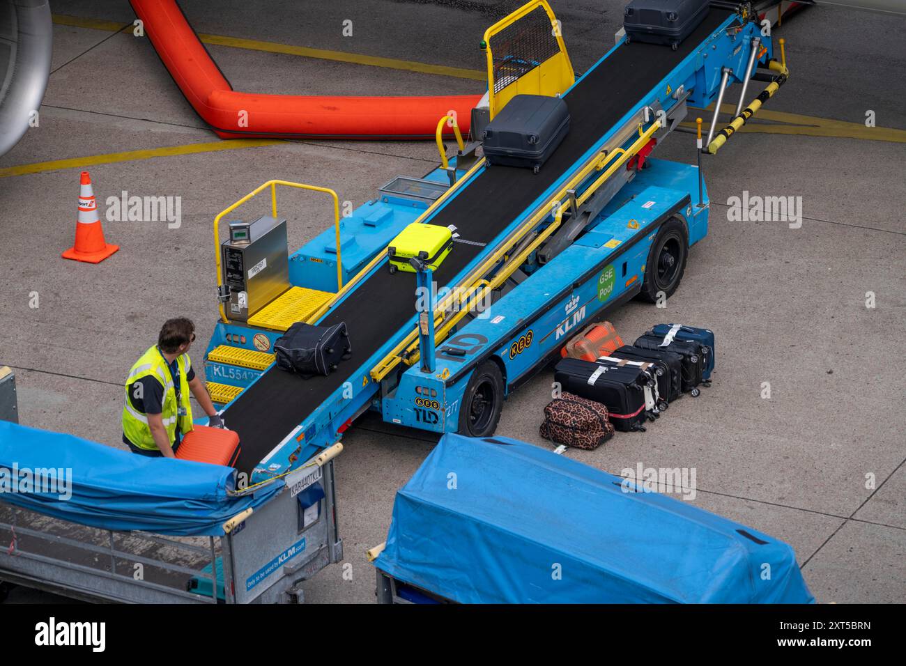 Aeroporto Schiphol di Amsterdam, carico bagagli su un aereo, Boeing 737, Paesi Bassi, Foto Stock