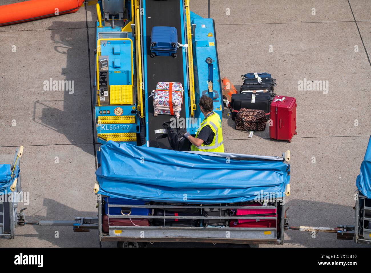 Aeroporto Schiphol di Amsterdam, carico bagagli su un aereo, Boeing 737, Paesi Bassi, Foto Stock