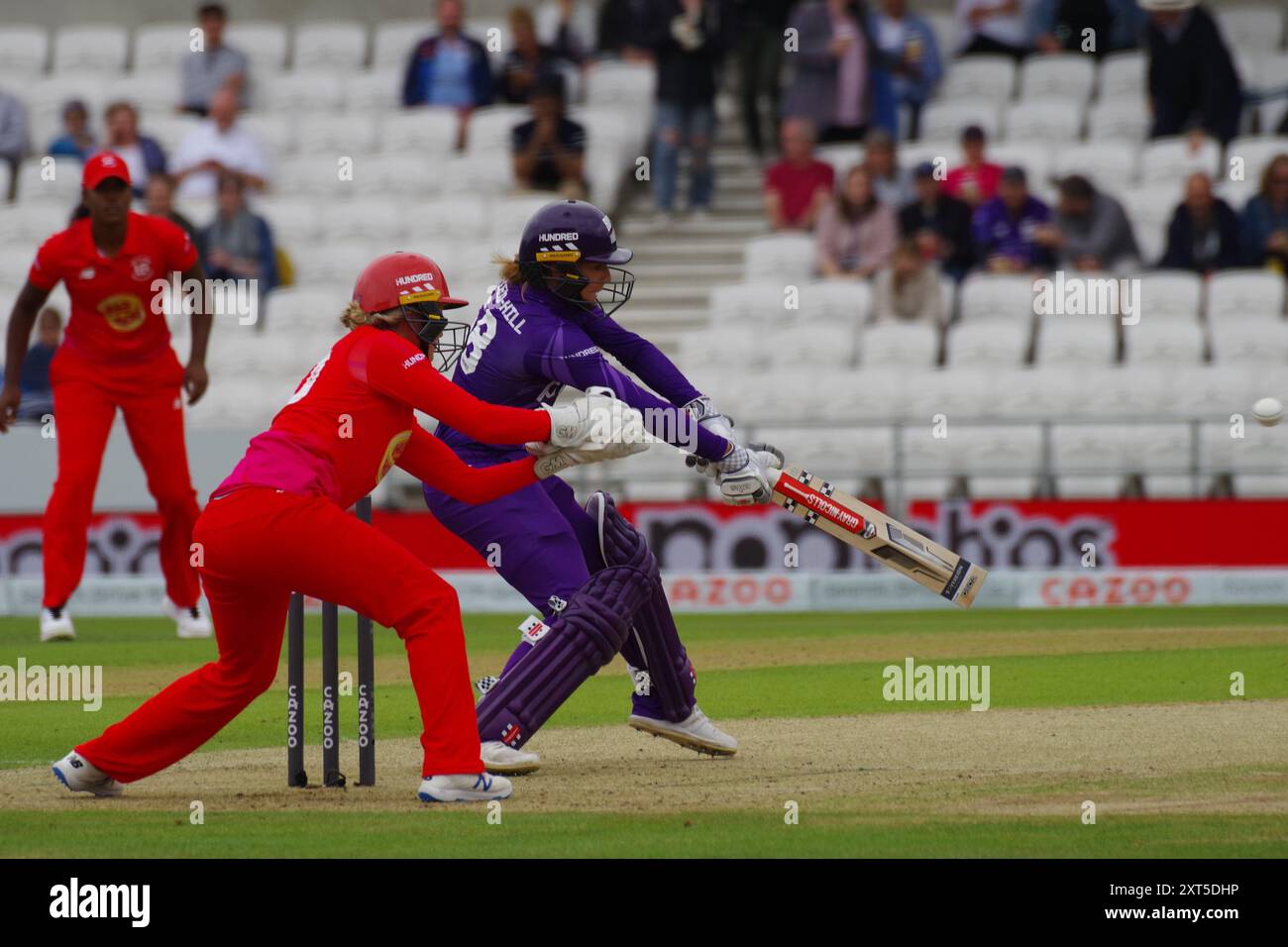 Leeds, Inghilterra, 24 luglio 2021. Lauren Winfield-Hill batte per i Northern Supercharger contro Welsh Fire in the Hundred a Headingley. La guardiana è Sarah Taylor. Credito: Colin Edwards Foto Stock