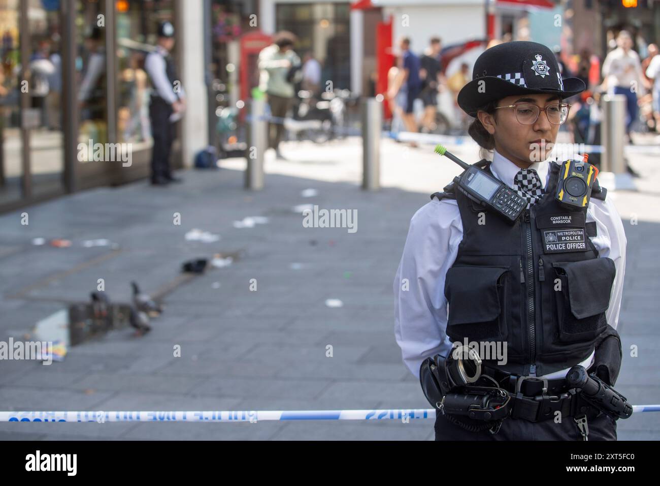 LEICESTER SQUARE STABBING © Jeff Moore - la scena in cui una bambina di 11 anni e una donna di 34 anni sono state accoltellate vicino al negozio Lego a Londra Foto Stock