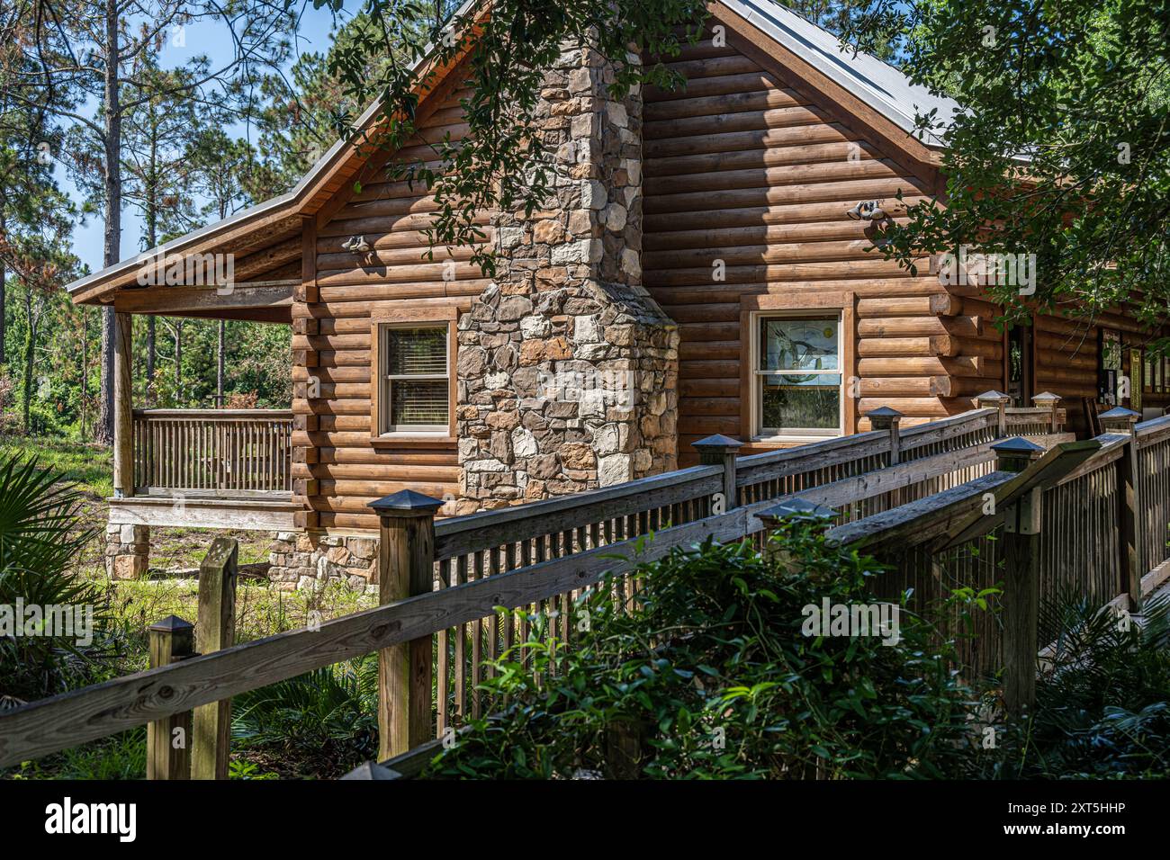 Il Jim Thomas Environmental Education Center presso la riserva naturale di Oakland lungo il lago Apopka a Oakland, Florida. (USA) Foto Stock