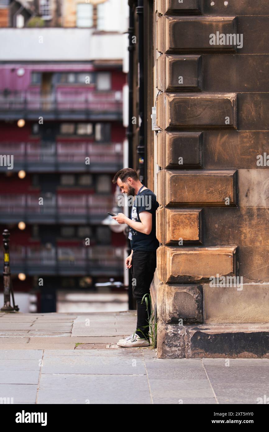 I turisti di Edimburgo ammirano il panorama, posano per le foto, ammirano le attrazioni turistiche di Edimburgo, la capitale della Scozia. Foto Stock