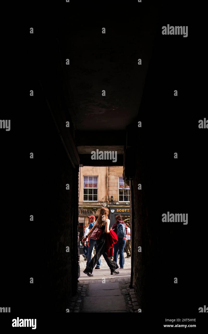 I turisti di Edimburgo ammirano il panorama, posano per le foto, ammirano le attrazioni turistiche di Edimburgo, la capitale della Scozia. Foto Stock
