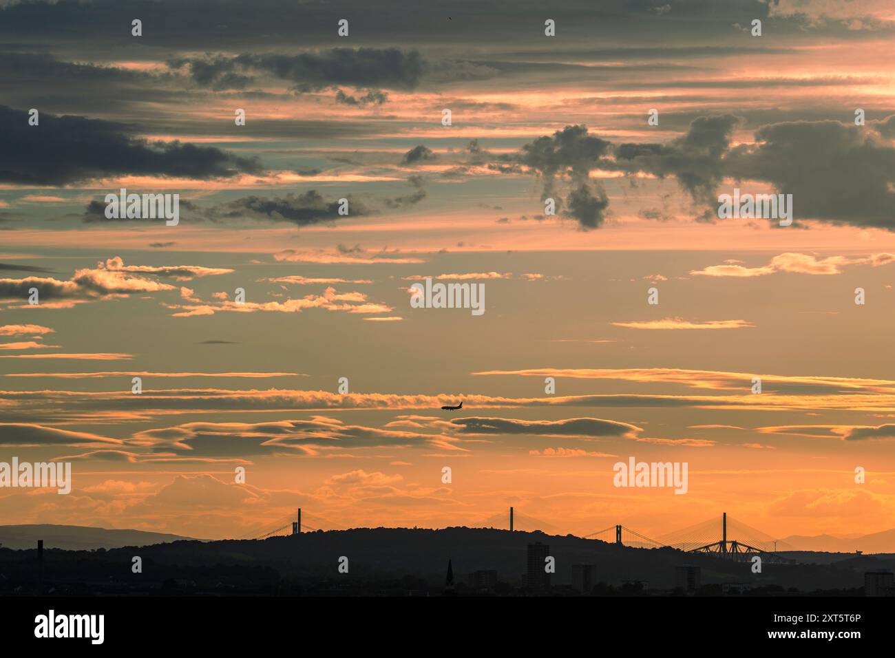 Viste dall'Osservatorio scozzese di Edimburgo durante il tramonto. In lontananza si possono vedere i Ponti che attraversano il fiume. Foto Stock