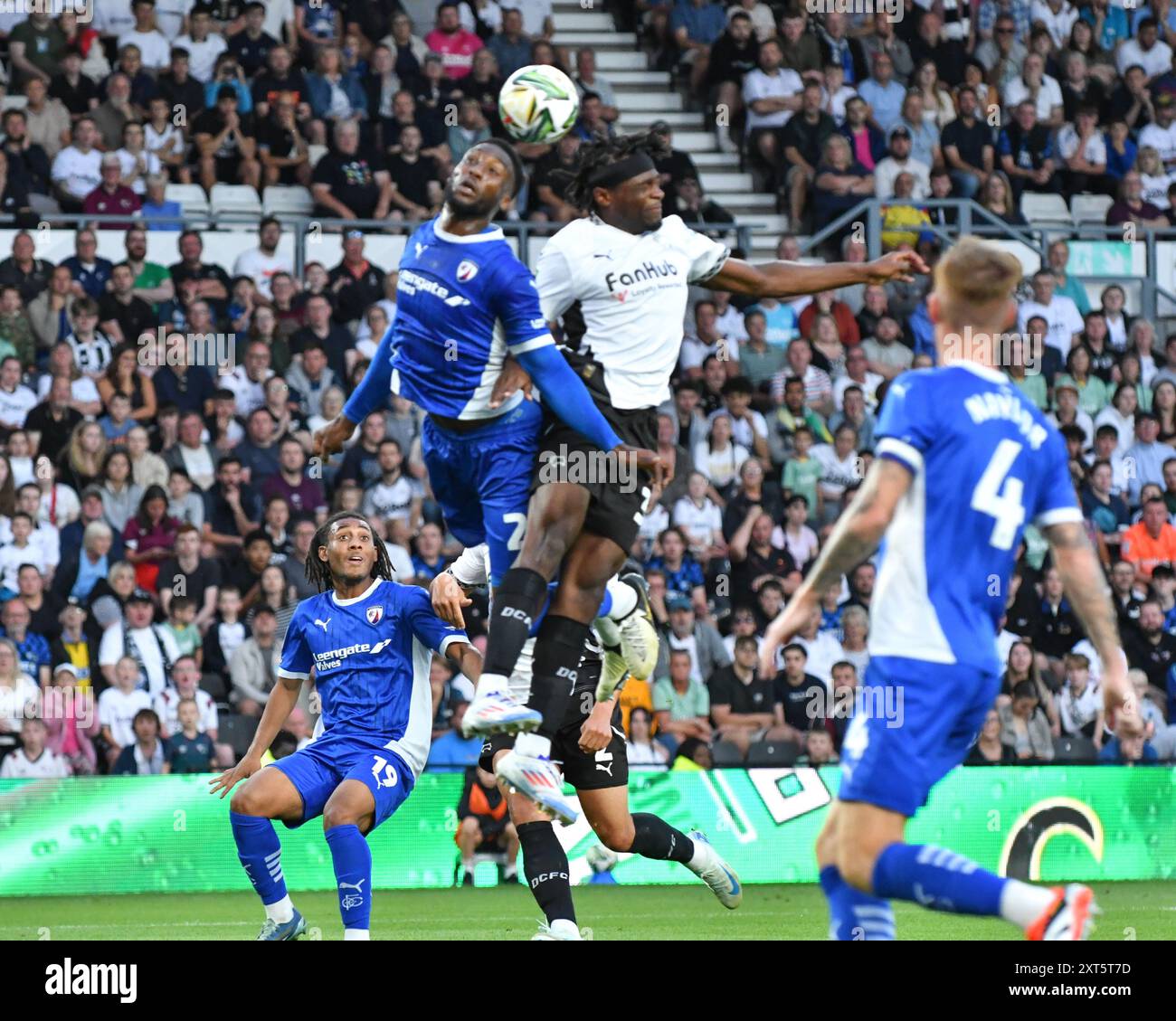 Cheyenne DUNKLEY del Chesterfield FC e Dajaune BROWN del Derby County FC saltano per vincere la palla alta durante la partita della Carabao Cup Derby County vs Chesterfield al Pride Park Stadium, Derby, Regno Unito, 13 agosto 2024 (foto di Mark Dunn/News Images) Foto Stock